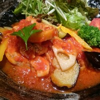 博多華味鳥 銀座4丁目店 - 日替わりランチ鶏肉のトマトソース煮込み
                茄子やレンコン等お野菜もたくさん(^^)