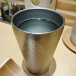 銀座 風見 - お冷はステンレスグラスで…