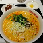 DRAGON酒家 - 味は美味しいがスープがぬるかった担々麺。左上の辛味噌、山椒の味が心地好いです。もう一つ持って来て貰いました。