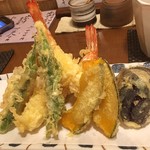 そば切り 萬両 - 芋焼酎700円のお供にシソで巻かれたいんげん、ちび茄子の天ぷら盛り合わせ1600円。〆を鴨温つけかニシンそばで迷い中(￣▽￣)