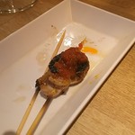 赤白 - 鶏ももマッシュルーム（360円）済みません、写真撮る前にだいぶ食べちゃいました。