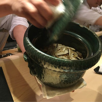 ぎんざ 一二岐 - オープン、店内は料理人の活気溢れます