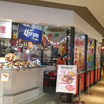 賑やかさを感じさせる外観。