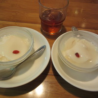 個室中華 頤和園 溜池山王店 - 杏仁豆腐　50円　グラスと比較すれば分かりますが量は十分です！