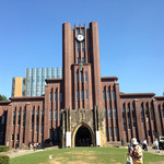 東京大学 中央食堂 - 安田講堂　手前の芝生広場の地下に広大な食堂が