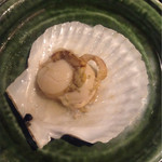 いかの墨 - 選べるお通しで蒸し焼きホタテ(432円)