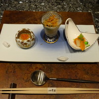 日本料理 鳥羽別邸 華暦 - 先付け、二か所の白い塊はお皿と一体化したオブジェです