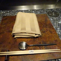 日本料理 鳥羽別邸 華暦 - 夜の鉄板焼きのセッティング