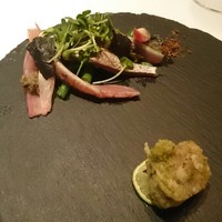 レストラン マノワ - さんまの炙りとフリット　北海道・北見の新玉ねぎのアイスとさんまの肝のソースで