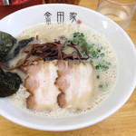 ラーメン全景。スープは泡々。