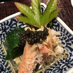 くろぎ - 蟹とほうれん草の酢の物和え，キャビア添え．