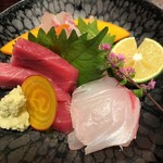 くろぎ - お刺身．明石の真鯛，昆布じめ鯛，大間のマグロ