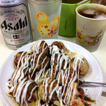 寛子 - たこ焼き10個250円。実際にはおまけされることが多いようだ。缶ビールとセットで600円。