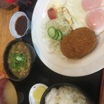 恵比寿食堂 - ハムエッグ定食 コロッケ720円にホルモン煮込み(小鉢)260追加。