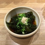 自家製さぬきうどんと肉 甚三 - わかめ（つまみ）