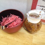 金田家 - 意外にも紅生姜が置いて有った。