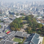 Continental - ウェイティングスペースからは入り口側の迎賓館や遠くの街並みが見えます。