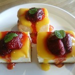 グリーンファームカフェ - ケーキ例：ベイクドクリームチーズ　マンゴーソースとイチゴのコンポートのせ