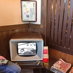 龍馬軒 - 待合室のレトロなTV