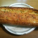 CANTEVOLE - 北海道産小麦のガーリックフランス226円（税込）　