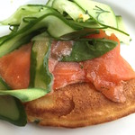 bills - スプリングオニオンパンケーキ 1300(税別)・きゅうりをどかしてみたところ