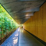 御料理 宮坂 - 根津美術館内の竹の並ぶ軒下のアプローチ