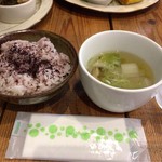 プレートランチのご飯とスープ。