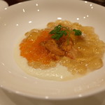 シェ ヌウ - 前菜の一つ目はカリフラワーのソースとずわいがに、うに、すじこ