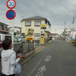 大門 - 店の斜め先のコインP