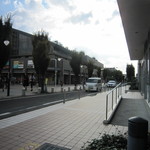 Dotoru Kohi Shoppu - 右手は、獨協大学に通じる街路