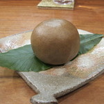 佳肴岡もと - 自家製饅頭
      黒糖饅頭皮で餡を包み、目の前で蒸して出来上がり