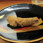 八寸①
          イワシの酢煮、鰹粉掛け