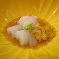 佳肴岡もと - お造り
                鯛？、ヤリイカ、ウニの酢掛け