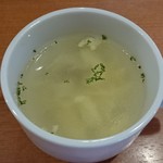 26号くるりんカレー - スープがセットされています。