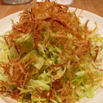 黄福堂 - ランチタイムは、サラダ付きです。トッピングに細切りのじゃが芋を揚げたカリカリフレーク。
