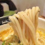 黄福堂 - 麺は中太の平打ち麺です。紙エプロンも用意してくれるので、食べるときの飛沫も安心。
