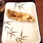 Marugame Seimen - かしわ天(¥130)
                最近こうした鶏の天ぷらを出す店が本当に多い。味はまぁ普通で、とりたてて特徴は無い。天ぷらはやはり魚介類の方が僕は好きだな…。