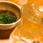 恵水産 - 料理写真:辛口の日本酒と、お通しのめかぶ