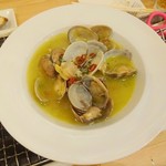 魚貝バル HAMAJIRUSHI - アサリの白ワイン蒸し