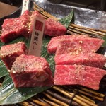 炭火焼肉 BuZZ - 特選3種盛り