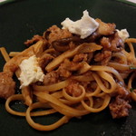 ラ ヴィオレッタ - リングイネ　自家製サルシッチャといろいろ木の子　リコッタチーズ添え