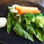 Yakitonkuu - お通しの野菜です。ニンジンの甘さがいいです。