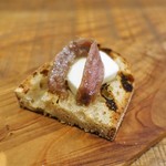 ブリッカ - おいしいアンチョビと伊産バターのクロスティーニ