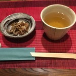 追星 - お通しのキノコの煮付けとハーブ茶