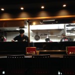 和鶏屋 - H.28.10.11.夜 内観：テーブル席から厨房・カウンター席方向【掲載許諾済】