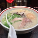 元祖 名島亭 - ラー博は俺の社員食堂。  ミニ築炉釜出しとんこつラーメソ！  トッピング無料券をいただいたので、味玉♡  あっさり、なれど、旨味十分、イイね！