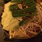博多もつ鍋一級 - お鍋配膳された状態。。これから火が通ります。