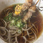 鳥源 - 半そばに串を入れて
