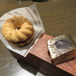 sincere - 5種のアミューズ：生の秋刀魚の燻製炙り 茄子とオリーブと共に、ポルチーニのパウダーで作ったミニ・ドーナッツ パテ・ド・カンパーニュを挟んで4