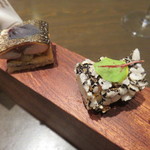 sincere - 5種のアミューズ：揚げ車海老の黒胡麻まぶし、生の秋刀魚の燻製炙り3